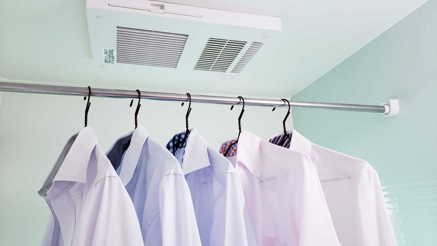 洗濯物と洗濯物の間隔を十分にあけ、厚手の物や必ず乾かしたい物は温風が当たる中央へ